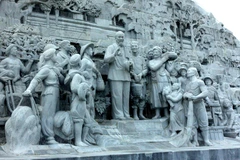 Công trình Tượng đài Bác Hồ với nông dân Việt Nam tại Quảng trường Thái Bình phường Hoàng Diệu (thành phố Thái Bình) đã hoàn thành và đưa vào sử dụng. (Ảnh: Thế Duyệt/TTXVN)