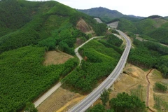 Một đoạn cao tốc La Sơn-Túy Loan nhìn từ trên cao. (Ảnh: Huy Hùng/TTXVN)