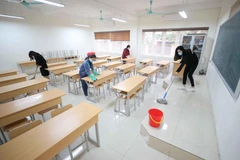 Vệ sinh khử khuẩn trường lớp để phòng chống dịch COVID-19. (Ảnh: Thanh Tùng/TTXVN)