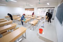 Vệ sinh khử khuẩn trường lớp để phòng chống dịch COVID-19. (Ảnh: Thanh Tùng/TTXVN)
