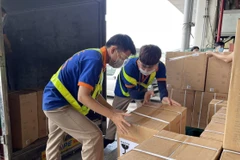 Vận chuyển máy tạo oxy đến các bệnh viện dã chiến tại Thành phố Hồ Chí Minh. (Ảnh: Xuân Khu/TTXVN)