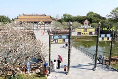 Du khách đến tham quan khu vực Đại Nội, Kinh thành Huế dịp 30/4-1/5. (Ảnh: Đỗ Trưởng/TTXVN)