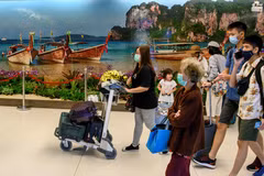 Khách du lịch tới sân bay quốc tế Phuket, Thái Lan. (Ảnh: AFP/TTXVN)