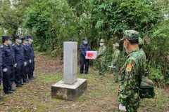 Đồn Biên phòng Sen Thượng (Bộ đội Biên phòng tỉnh Điện Biên, Việt Nam) và Đại đội quản lý biên giới Giang Thành (Chi đội quản lý biên giới Phổ Nhĩ, Trung Quốc) tuần tra song phương. (Ảnh: TTXVN phát)
