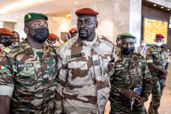 Đại tá Mamady Doumbouya (giữa) sau một cuộc họp ở Conakry, Guinea ngày 17/9/2021. (Ảnh: AFP/TTXVN)