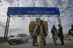 Một người đàn ông chở hàng ở biên giới Pakistan-Afghanistan tại Chaman ngày 28/11/2011. (Nguồn: Reuters)