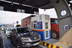 Các phương tiện đi qua Trạm thu phí Xa lộ Hà Nội. (Ảnh: Thành Chung/TTXVN)