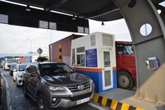 Các phương tiện đi qua Trạm thu phí Xa lộ Hà Nội. (Ảnh: Thành Chung/TTXVN)