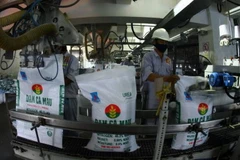 Đóng gói phân đạm tại Công ty CP Phân bón Dầu khí Cà Mau. (Ảnh: Huy Hùng/TTXVN) 