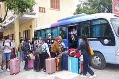 Các công dân hoàn thành thời gian cách ly trở về địa phương. (Ảnh: Đinh Tuấn/TTXVN)