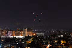 Hệ thống phòng không Syria đánh chặn tên lửa của Israel tại thủ đô Damascus ngày 20/7/2020. (Ảnh: AFP/TTXVN)