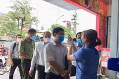 Hệ thống siêu thị thực hiện việc đo thân nhiệt cho khách hàng. (Ảnh: Thanh Vân-TTXVN)