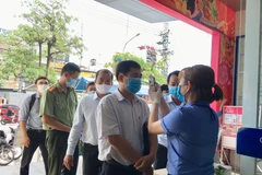 Hệ thống siêu thị thực hiện việc đo thân nhiệt cho khách hàng. (Ảnh: Thanh Vân-TTXVN)