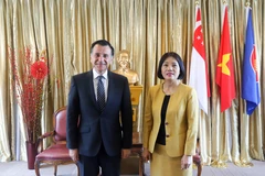 Đại sứ Tào Thị Thanh Hương và Đại sứ Mahmoud Hmoud. (Ảnh: Lê Dương/TTXVN)
