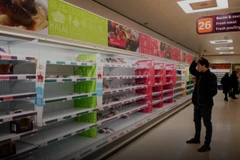 Một người đàn ông đứng cạnh các kệ thị trống không trong một siêu thị tại Anh ngày 15/3/2020. (Nguồn: Reuters)