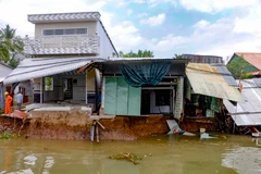 Hiện trường vụ sạt lở bờ kè sông Ô Môn tháng 4/2019 . (Ảnh: Thanh Liêm/TTXVN)