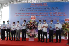 UBND tỉnh Quảng Ninh trao Giấy chứng nhận đăng ký đầu tư cho Dự án công nghệ tấm Silic Jinko Solar Việt Nam tại KCN Sông Khoai, thị xã Quảng Yên. (Ảnh: Thanh Vân/TTXVN)