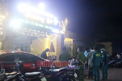 Lực lượng chức năng có mặt xử lý tại quán nhậu. (Nguồn: baobinhphuoc.com)