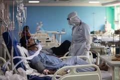 Điều trị cho bệnh nhân COVID-19 tại khoa chăm sóc tích cực của bệnh viện Sharda ở Greater Noida, Ấn Độ. (Ảnh: AFP/TTXVN)