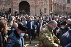 Thủ tướng Armenia Nikol Pashinyan (giữa) tuần hành cùng những người ủng hộ tại thủ đô Yerevan ngày 25/2/2021. (Ảnh: AFP/TTXVN)