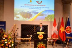 Đại sứ Raphael Nageli, Tổng Vụ trưởng Vụ châu Á-Thái Bình Dương, Bộ Ngoại giao Liên bang Thụy Sĩ phát biểu chào mừng Quốc khánh Việt Nam. (Ảnh: Tố Uyên/TTXVN tại Thụy Sĩ)