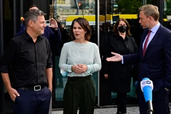 (Từ trái sang): Đồng Chủ tịch đảng Xanh Robert Habeck, ứng cử viên thủ tướng của đảng Xanh Annalena Baerbock và Chủ tịch FDP Christian Lindner tại cuộc họp báo sau cuộc đàm phán thăm dò chính thức đầu tiên ở Berlin ngày 1/10/2021. (Ảnh: AFP/TTXVN)