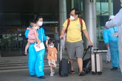 Các công dân về từ Thành phố Hồ Chí Minh xuống Sân bay quốc tế Đà Nẵng. (Ảnh: Trần Lê Lâm/TTXVN)