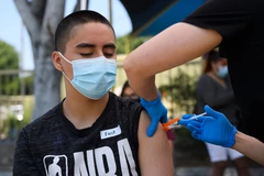 Tiêm vaccine ngừa COVID-19 cho học sinh tại Los Angeles, California, Mỹ. (Ảnh: AFP/TTXVN)