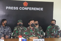 Tư lệnh Quân đội Indonesia, Nguyên soái Hadi Tjahjanto (giữa) phát biểu tại cuộc họp báo ở Denpasar ngày 24/4/2021. (Ảnh: AFP/TTXVN)