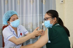 Tiêm vaccine cho cán bộ, giảng viên Trường Cao đẳng Y tế Đồng Tháp. (Ảnh: Chương Đài/TTXVN)