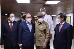 Chủ tịch nước Nguyễn Xuân Phúc chào Lãnh tụ cách mạng Cuba, Đại tướng Raul Castro Ruz. (Ảnh: Thống Nhất/TTXVN)