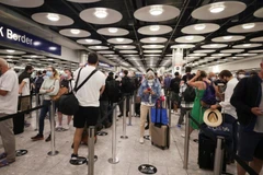 Hành khách chờ làm thủ tục tại sân bay Heathrow. (Nguồn: BBC) 