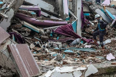 Cảnh đổ nát sau trận động đất tại Mamuju, tỉnh Tây Sulawesi, Indonesia, ngày 17/1/2021. (Ảnh: THX/TTXVN)