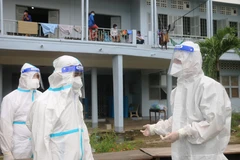 Bí thư Tỉnh ủy An Giang Lê Hồng Quang (bìa phải) trực tiếp kiểm tra công tác diều trị F0 tại cơ sở điều trị COVID-19 tại Trung tâm Giáo dục Nghề nghiệp – Giáo dục thường xuyên huyện Phú Tân. (Ảnh: Công Mạo/TTXVN)