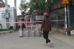 Đường vào đường Tân Phước Khánh 4, phường Tân Phước Khánh, thị xã Tân Uyên, tỉnh Bình Dương bi phong tỏa, người dân muốn đổi gas tại điểm phong tỏa về nấu bữa ăn tối ngày 20/6/2021. (Ảnh: Chí Tưởng-Thanh Cường/TTXVN)