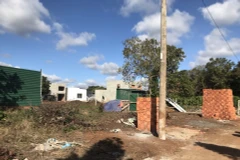 Một khu vực chuyển nhượng đất nông nghiệp, xây nhà không phép tại buôn Ky, tổ dân phố 7, phường Thành Nhất. (Ảnh: laodong.vn)