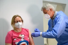 Tiêm vaccine ngừa COVID-19 cho người dân tại Berlin, Đức ngày 27/5/2021. (Ảnh: AFP/TTXVN)