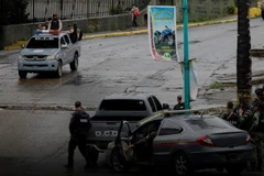 Lực lượng đặc nhiệm Venezuela tuần tra trên các đường phố của khu phố COTA 905 sau cuộc đối đầu vũ trang với các thành viên của băng nhóm tội phạm Koki ở Caracas ngày 9/7. (Nguồn: Ruters)