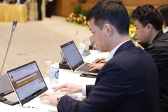 Đại diện các cá nhân, doanh nghiệp, đơn vị hành chính công trải nghiệm Cổng Dịch vụ công Quốc gia. (Ảnh: Dương Giang/TTXVN)