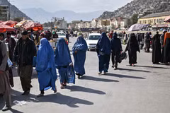 Phụ nữ trên đường phố tại Kabul, Afghanistan, ngày 29/10/2021. (Ảnh: AFP/TTXVN)