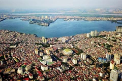 Hồ Tây (quận Tây Hồ) là hồ nước tự nhiên lớn nhất ở nội thành, diện tích chừng 500ha, nhìn từ góc độ này hồ Tây giống như lá phổi lớn mang lại bầu không khí trong sạch cho Thủ đô. (Ảnh: Thành Đạt/TTXVN)