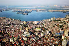 Hồ Tây (quận Tây Hồ) là hồ nước tự nhiên lớn nhất ở nội thành, diện tích chừng 500ha, nhìn từ góc độ này hồ Tây giống như lá phổi lớn mang lại bầu không khí trong sạch cho Thủ đô. (Ảnh: Thành Đạt/TTXVN)