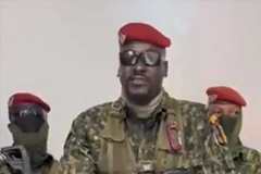 Chỉ huy lực lượng được cho là đã tiến hành vụ đảo chính, bắt giữ Tổng thống, đại tá Mamady Doumbouya, phát biểu trong đoạn băng phát sóng trên đài truyền hình nhà nước Guinea, ngày 5/9/2021. (Ảnh: AFP/TTXVN)
