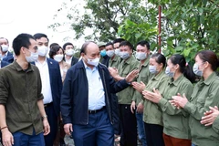 Chủ tịch nước Nguyễn Xuân Phúc với các xã viên Hợp tác xã Sinh Dược, xã Gia Sinh, huyện Gia Viễn. (Ảnh: Thống Nhất/TTXVN)