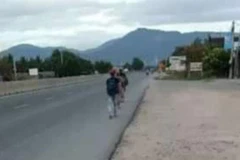 4 ngư dân Phú Yên đi bộ trên quốc lộ 1. (Nguồn: tuoitre.vn)