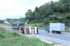 Lực lượng Cảnh sát giao thông xử lý vụ tai nạn giao thông trên QL 1A thuộc địa bàn huyện Cao Lộc, tỉnh Lạng Sơn (ngày 5/7/2021). (Ảnh: Anh Tuấn - TTXVN) 