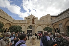 Khách du lịch thăm Nhà thờ Nativity ở Bethlehem, ngày 17/11/2021. (Ảnh: AFP/TTXVN)