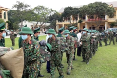 Lãnh đạo, chỉ huy Bộ chỉ huy Bộ đội Biên phòng Thanh Hóa động viên cán bộ, chiến sỹ trước khi tăng cường lên các chốt biên giới. (Nguồn: qdnd.vn)
