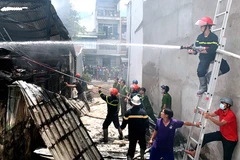 Lực lượng Công an tích cực chữa cháy. (Ảnh: laodong.vn)