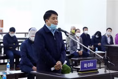 Bị cáo Nguyễn Đức Chung (sinh năm 1967, cựu Chủ tịch UBND thành phố Hà Nội) khai báo trước tòa. (Ảnh: Phạm Kiên/TTXVN)